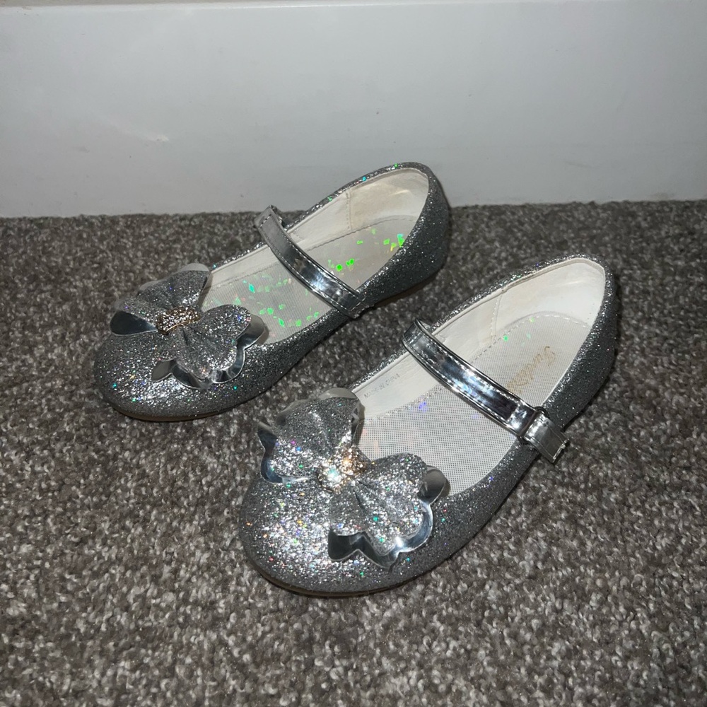 Toddler Girls 11 Sparkly Silver Furdeour Dress Shoes!